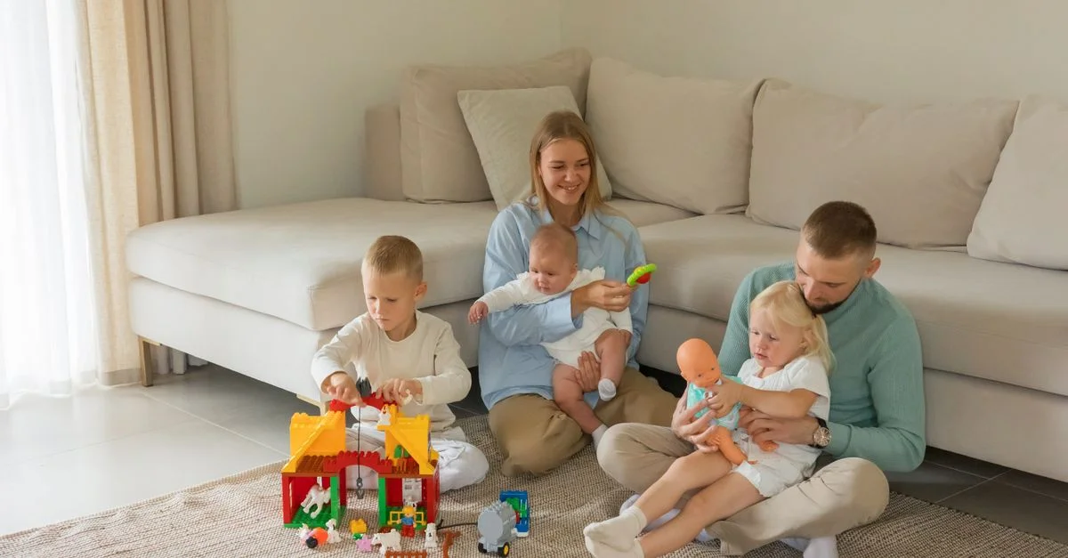 Une famille joyeuse profitant d'un moment de jeu avec des jouets dans un salon moderne.