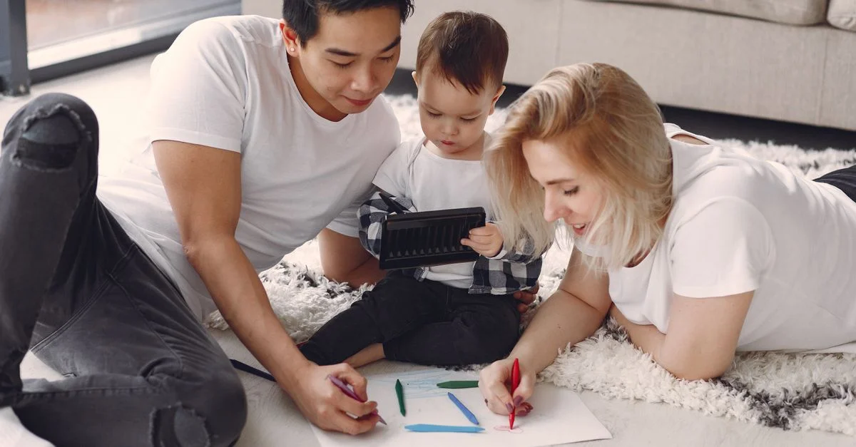 Une famille aimante de trois personnes dessinant ensemble sur le sol de leur salon confortable.